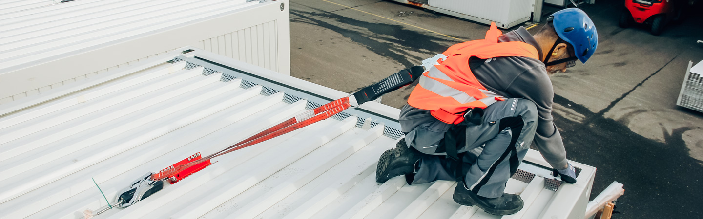Arbeitssicherheitssystem beim Container-Aufbau